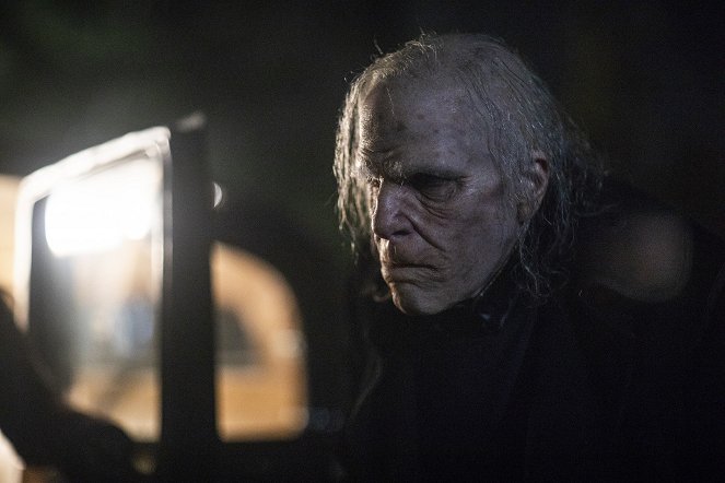 NOS4A2 - The Gas Mask Man - Van film - Zachary Quinto