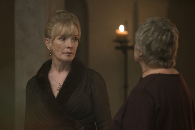 A Discovery of Witches - Season 1 - Episode 4 - Van film - Lindsay Duncan