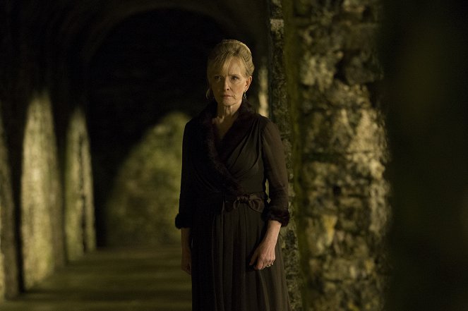 A Discovery of Witches - Season 1 - Episode 4 - Photos - Lindsay Duncan