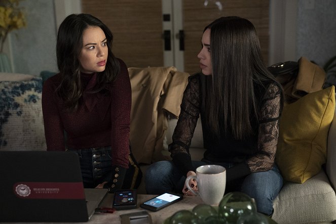 Pretty Little Liars: The Perfectionists - Enter the Professor - Photos - Janel Parrish, Sofia Carson