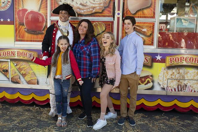 American Housewife - Season 3 - A Mom's Parade - Van de set - Diedrich Bader, Julia Butters, Katy Mixon, Meg Donnelly, Daniel DiMaggio