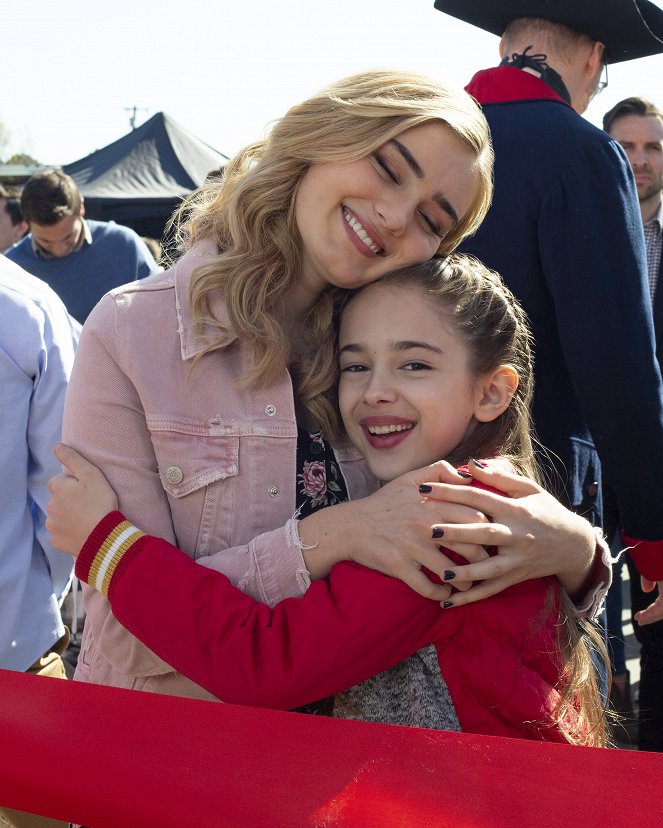 American Housewife - Season 3 - A Mom's Parade - Making of - Meg Donnelly, Julia Butters