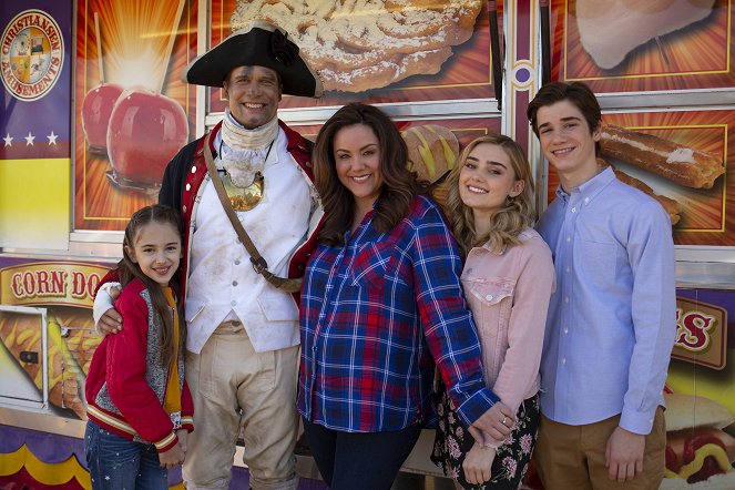 American Housewife - Season 3 - A Mom's Parade - Making of - Julia Butters, Diedrich Bader, Katy Mixon, Meg Donnelly, Daniel DiMaggio