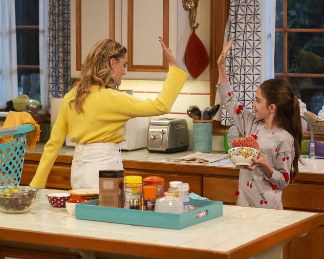 American Housewife - A Mom's Parade - Kuvat elokuvasta - Meg Donnelly, Julia Butters