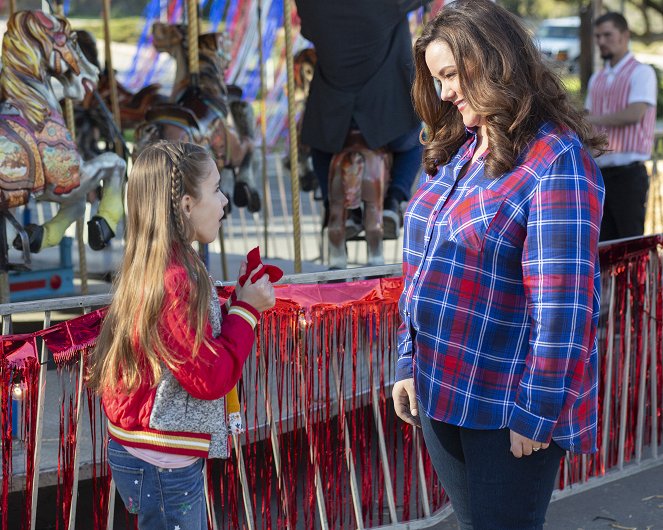 American Housewife - Season 3 - A Mom's Parade - Photos - Julia Butters, Katy Mixon