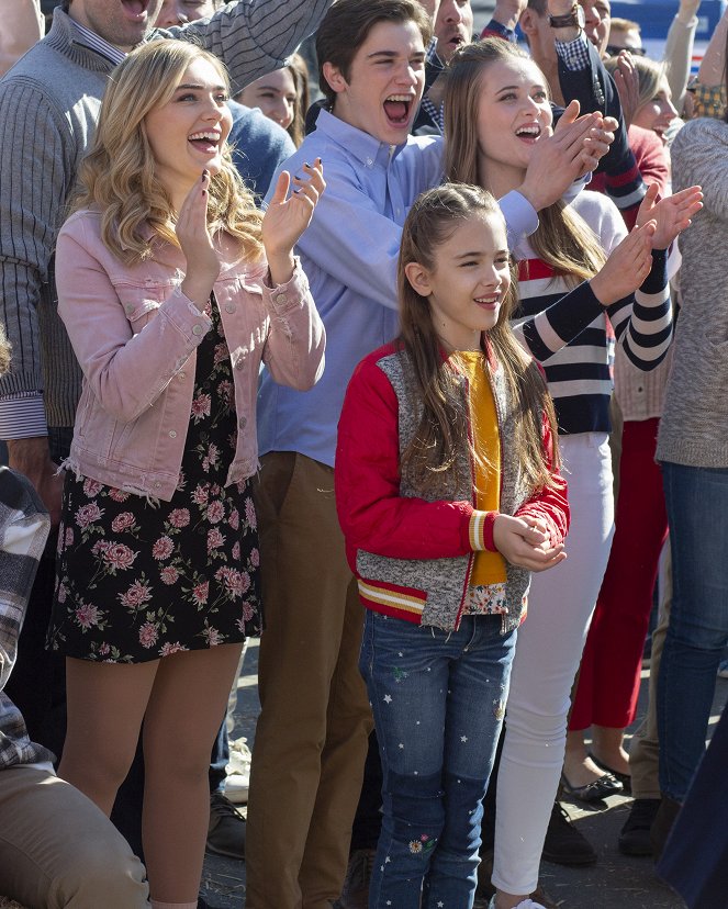 American Housewife - A Mom's Parade - Photos - Meg Donnelly, Daniel DiMaggio, Julia Butters, Reylynn Caster