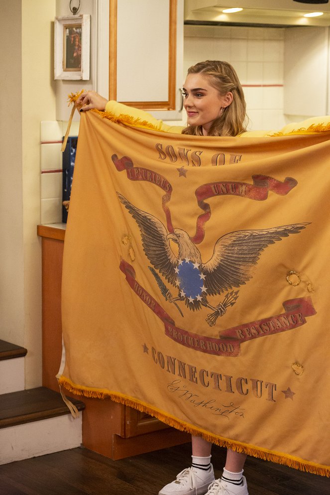 American Housewife - A Mom's Parade - Photos - Meg Donnelly