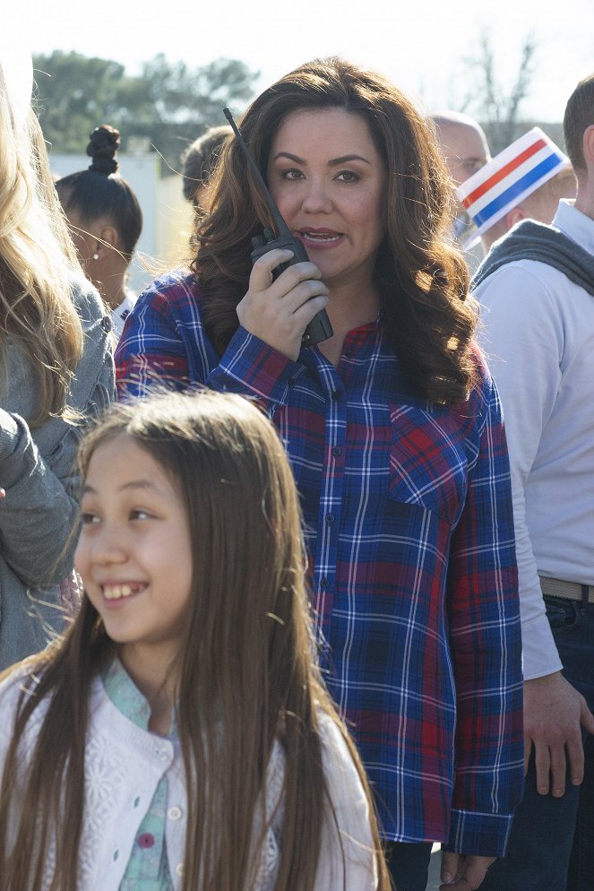 American Housewife - Season 3 - A Mom's Parade - Photos - Katy Mixon