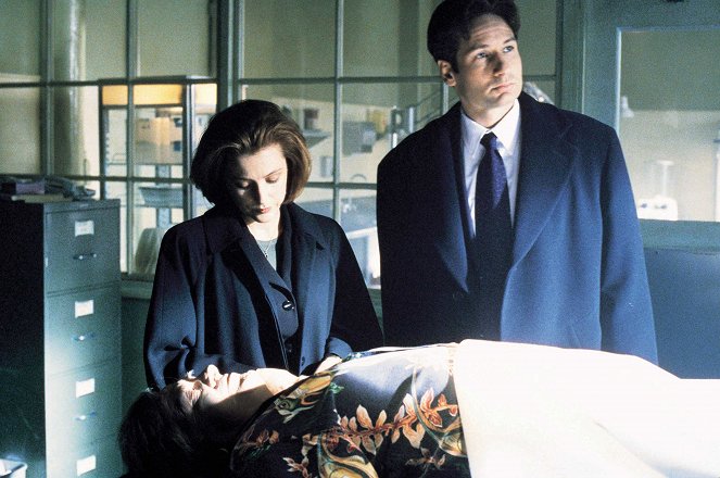The X-Files - Season 5 - Bad Blood - Photos - Gillian Anderson, David Duchovny