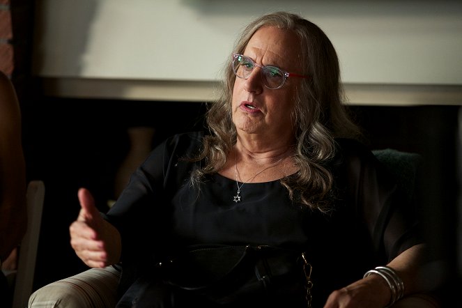 Transparent - Season 1 - Why Do We Cover the Mirrors? - Photos