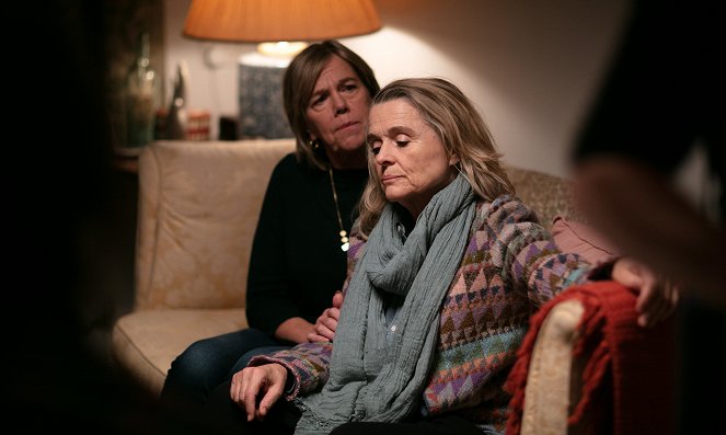 MotherFatherSon - Episode 6 - Film - Carolyn Pickles, Sinéad Cusack