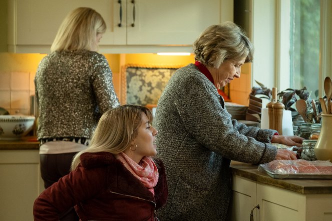 Years and Years - Episode 3 - Do filme - Ruth Madeley, Anne Reid
