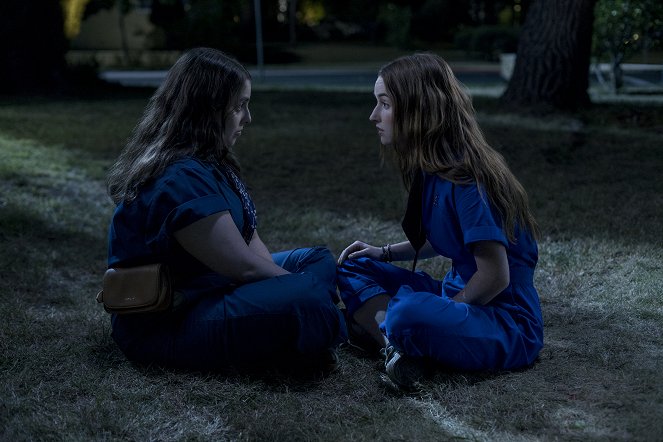 Éretlenségi - Filmfotók - Beanie Feldstein, Kaitlyn Dever