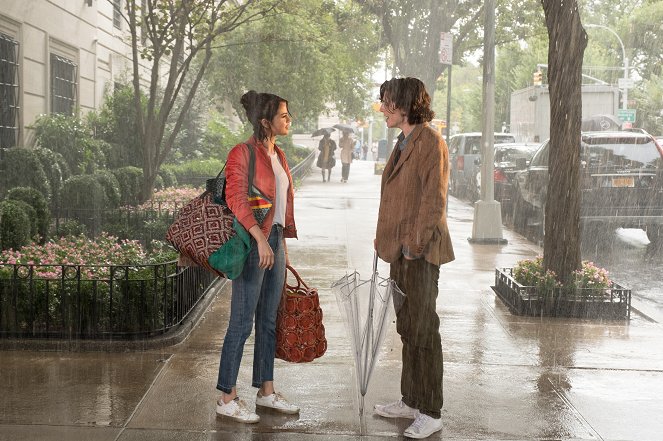Deštivý den v New Yorku - Z filmu - Selena Gomez, Timothée Chalamet