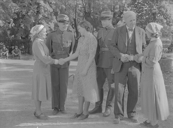 Landstormens lilla Lotta - Filmfotók - Sickan Carlsson, Stina Ståhle, Carl Deurell