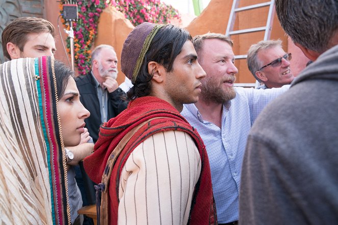 Aladdin - Dreharbeiten - Naomi Scott, Mena Massoud, Guy Ritchie