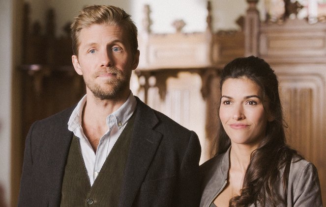 Blood & Treasure - Season 1 - The Secret of Macho Grande - Photos - Matt Barr, Sofia Pernas