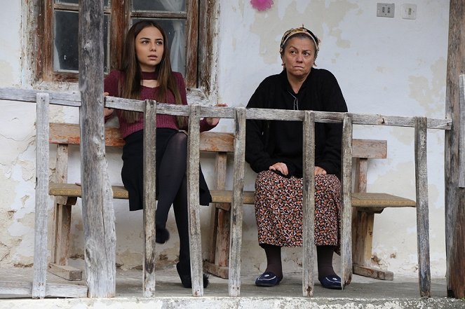 Kegyetlen város - Episode 1 - Filmfotók - Bahar Şahin, Ayşen Sezerel