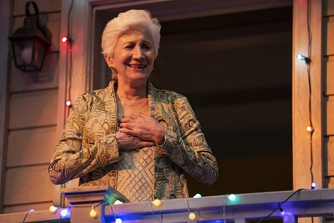 Výstřední společnost - Návrat domů - Z filmu - Olympia Dukakis