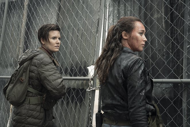 Fear the Walking Dead - Season 5 - Itt a segítség - Filmfotók - Maggie Grace, Alycia Debnam-Carey
