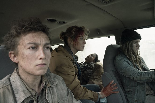 Fear the Walking Dead - Here to Help - Photos - Ethan Suess, Jenna Elfman, Danay Garcia, Bailey Gavulic