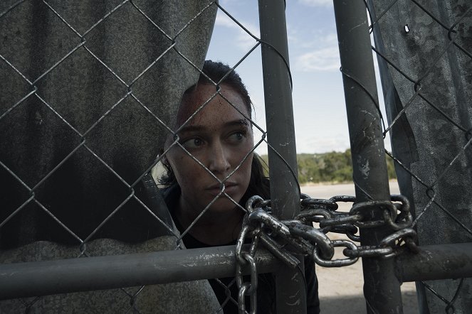 Fear the Walking Dead - Season 5 - Here to Help - Van film - Alycia Debnam-Carey