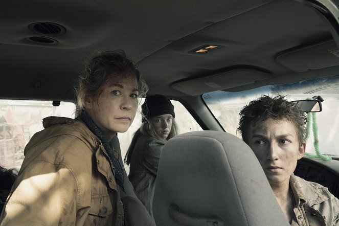 Fear the Walking Dead - Season 5 - Here to Help - Van film - Jenna Elfman, Bailey Gavulic, Ethan Suess