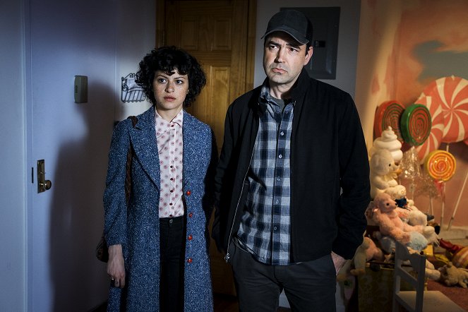 Search Party - Season 1 - The Mystery of the Golden Charm - Photos - Alia Shawkat, Ron Livingston