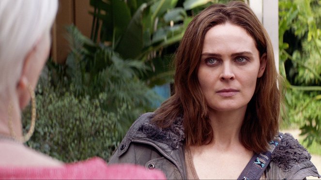 Animal Kingdom - Angela - Kuvat elokuvasta - Emily Deschanel