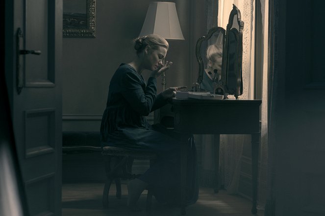 The Handmaid's Tale : La servante écarlate - Nuit - Film - Yvonne Strahovski