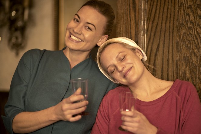 The Handmaid's Tale : La servante écarlate - Season 3 - Nuit - Tournage - Yvonne Strahovski, Elisabeth Moss