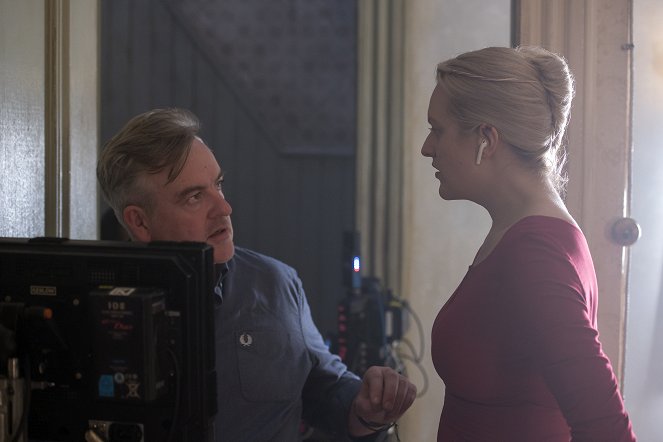 The Handmaid's Tale - Night - Making of - Mike Barker, Elisabeth Moss