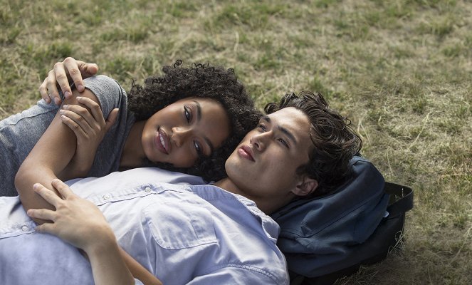 Słońce też jest gwiazdą - Z filmu - Yara Shahidi, Charles Melton