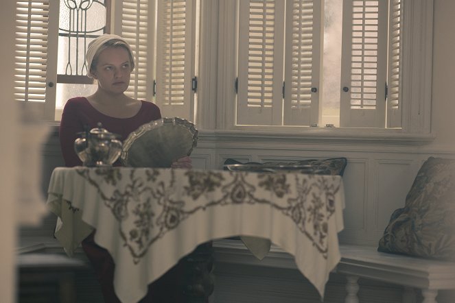 The Handmaid's Tale : La servante écarlate - Méfiance - Film - Elisabeth Moss