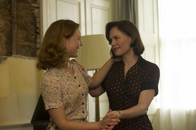 Tell It to the Bees - Do filme - Holliday Grainger, Anna Paquin