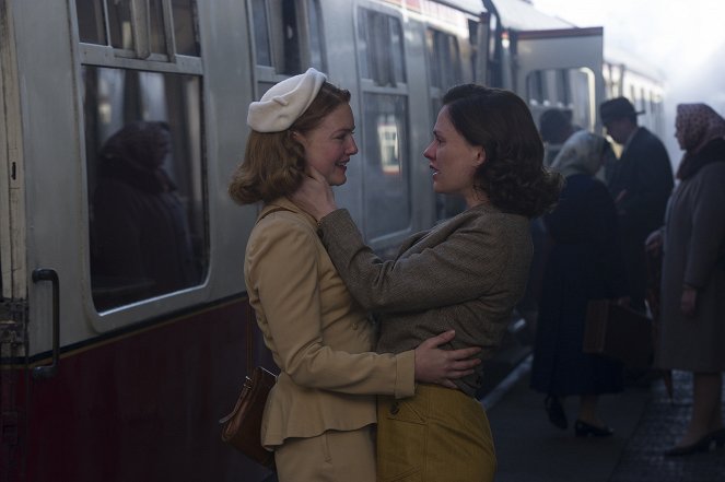 Tell It to the Bees - Do filme - Holliday Grainger, Anna Paquin