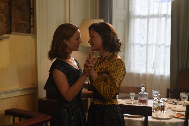 Tell It to the Bees - Photos - Holliday Grainger, Anna Paquin