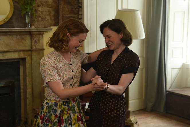 Tell It to the Bees - Van film - Holliday Grainger, Anna Paquin