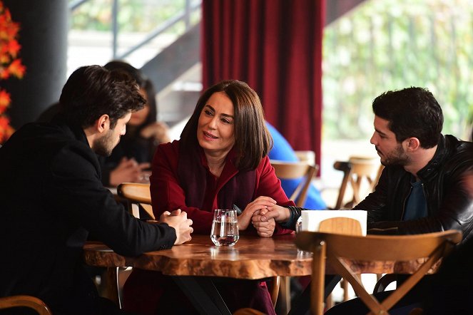 Halka - Sır Kardeşliği - De la película - Nazan Kesal, Kaan Yıldırım