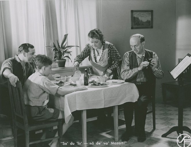 Flickan i fönstret mitt emot - Lobby Cards - Elof Ahrle, Bengt Dalunde, Dagmar Ebbesen, Ludde Gentzel