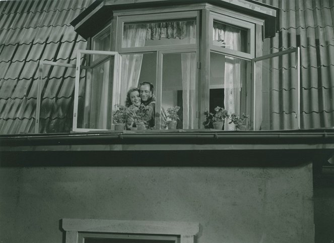 Flickan i fönstret mitt emot - Filmfotos - Sickan Carlsson, Elof Ahrle