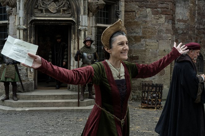 The Spanish Princess - A Polite Kidnapping - Photos - Harriet Walter