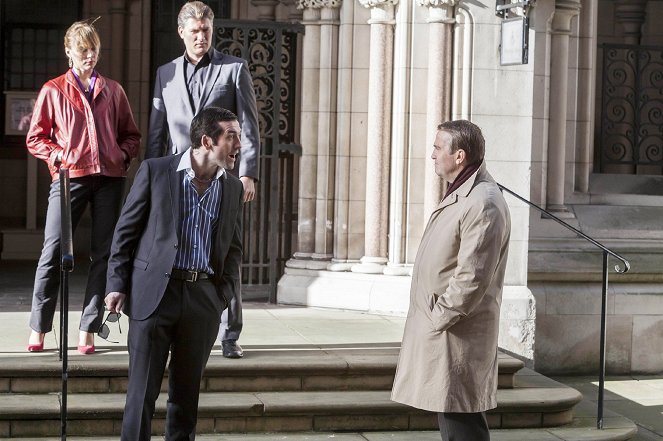 Law & Order: UK - Season 8 - Flaw - Photos - Peter Barrett, Bradley Walsh
