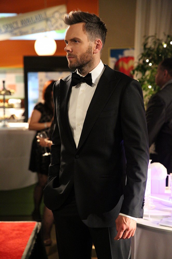 Community - Season 6 - Modern Espionage - Photos - Joel McHale