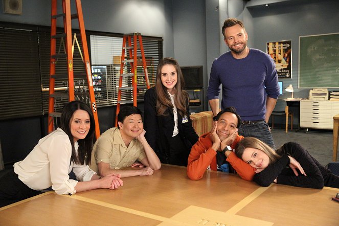 Community - Emotional Consequences of Broadcast Television - Photos - Paget Brewster, Ken Jeong, Alison Brie, Danny Pudi, Joel McHale, Gillian Jacobs