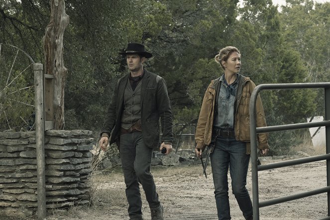 Fear the Walking Dead - Season 5 - The Hurt That Will Happen - Photos - Garret Dillahunt, Jenna Elfman