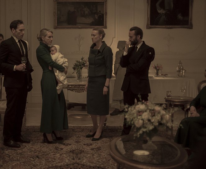 The Handmaid's Tale - Season 3 - God Bless the Child - Photos - Stephen Kunken, Ever Carradine, Yvonne Strahovski, Joseph Fiennes