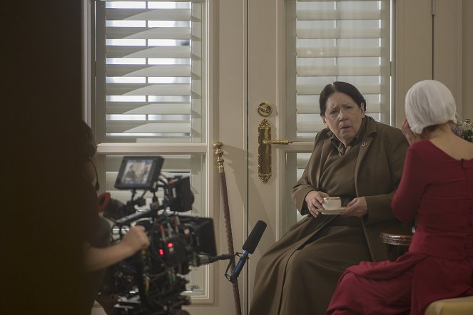 The Handmaid's Tale - God Bless the Child - Making of - Ann Dowd