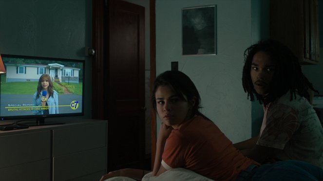 Mŕtvi neumierajú - Z filmu - Selena Gomez, Luka Sabbat