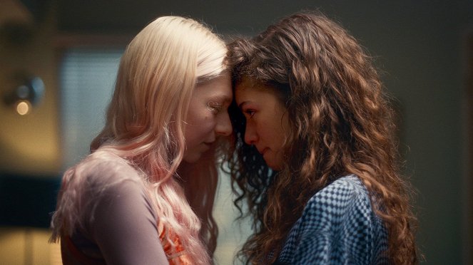 Euforie - Pilot - Z filmu - Hunter Schafer, Zendaya